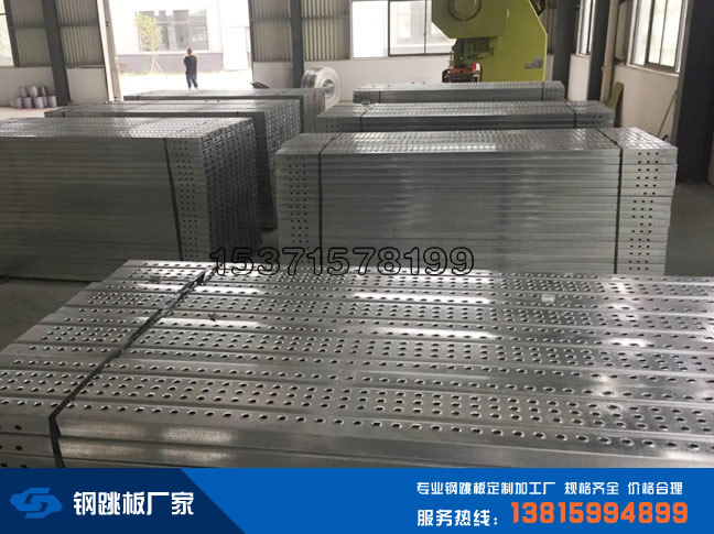 钢跳板搭配圆盘脚手架的使用方法